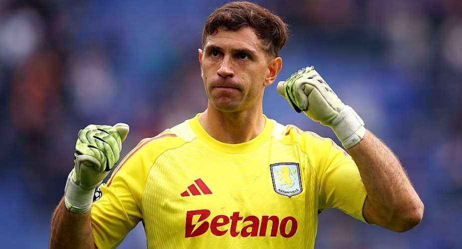 Chelsea in talks with Aston Villa for goalkeeper Emiliano Martinez