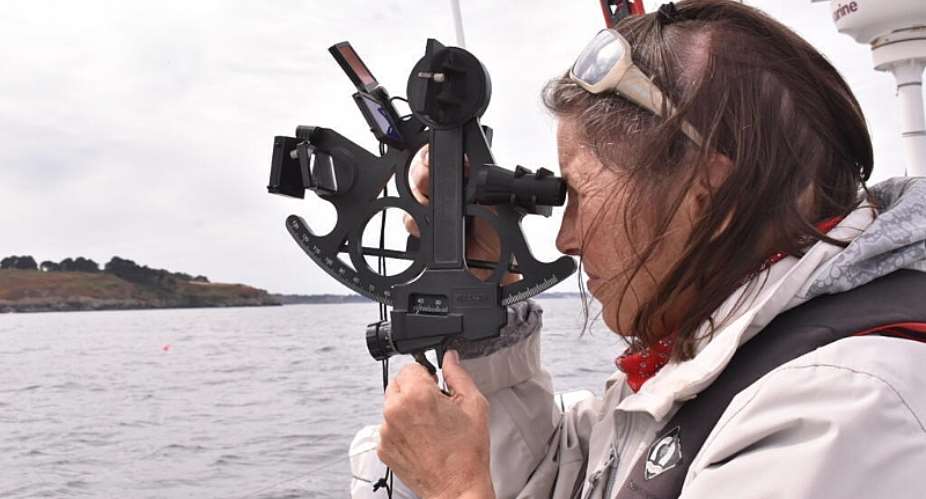 Margo, one of four trainees on board the Whirlwind sailing boat, practices using a sextant to navigate. -  Baptiste Coulon / RFI