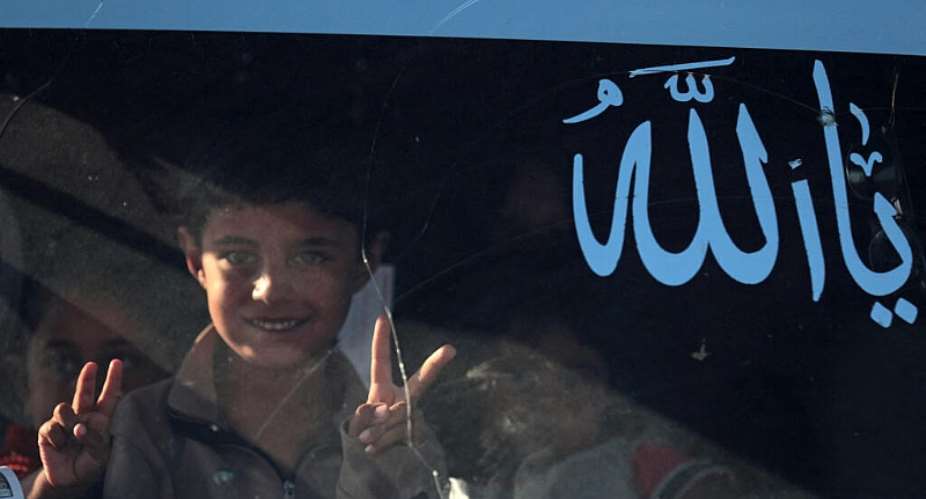 A Syrian Kurd leaves a displacement camp in Hasakeh to return to the northeastern border town of Ras al-Ain on 10 August 2026, following an integration deal between Kurdish authorities and Damascus. - AFP - DELIL SOULEIMAN
