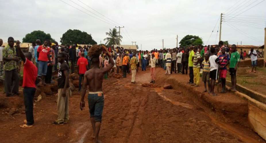 Nkwanta Residents Block Eastern Corridor Road To Fix Potholes
