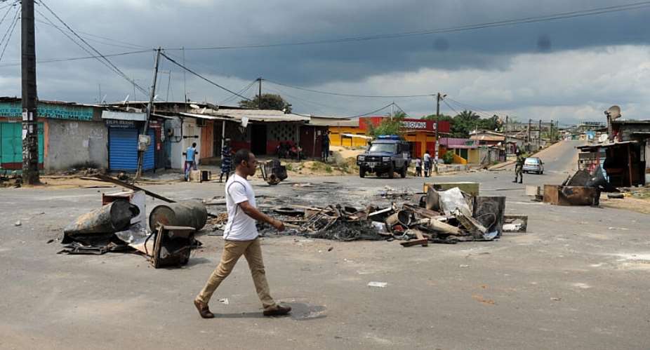 Barricades on a street following an election protest in Libreville, Gabon, on 1 September 2016. -  Joel Bouopda / AP