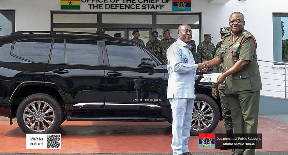 Mahama presents replacement vehicles to retired Chief of Defence Staff and retired service commanders