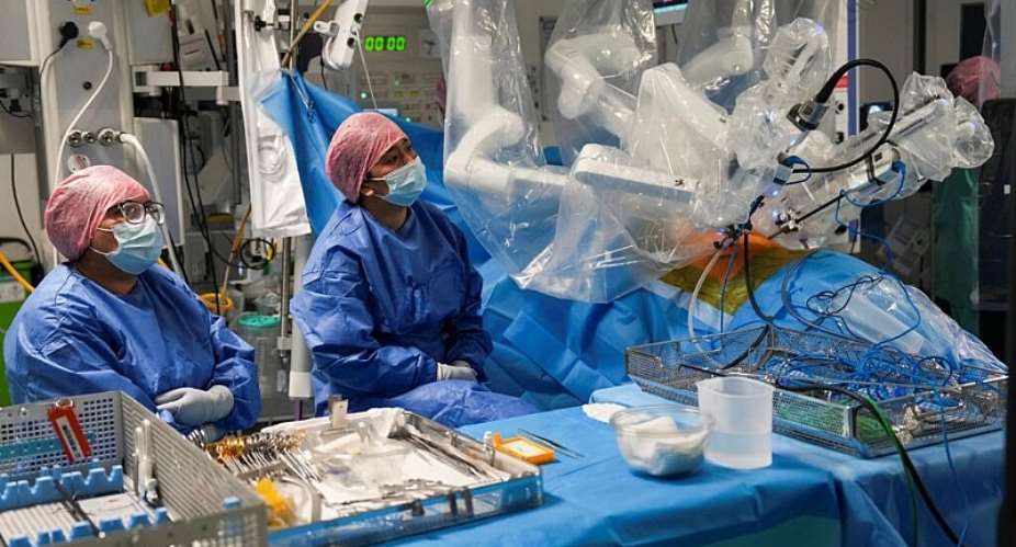Sasha Stamenkovic showed fellow doctors how to use the Da Vinci 5 robotic-assisted surgical system. -  Carlos Jasso, AFP