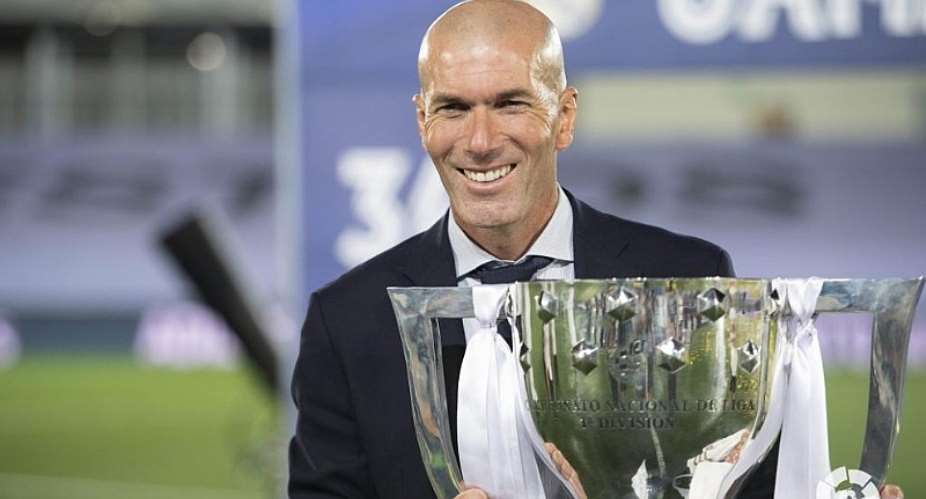 Zidane poses with the LaLiga Santander trophy.
