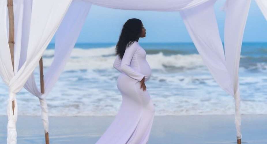 Fella Makafui posts her pregnancy picture