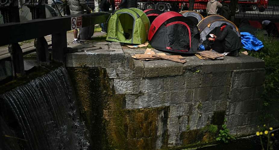 Tents at a makeshift camp for migrants along the banks of the Grand Canal, west of Dublin, 21 May, 2024. -  AFP/Ben Stansall