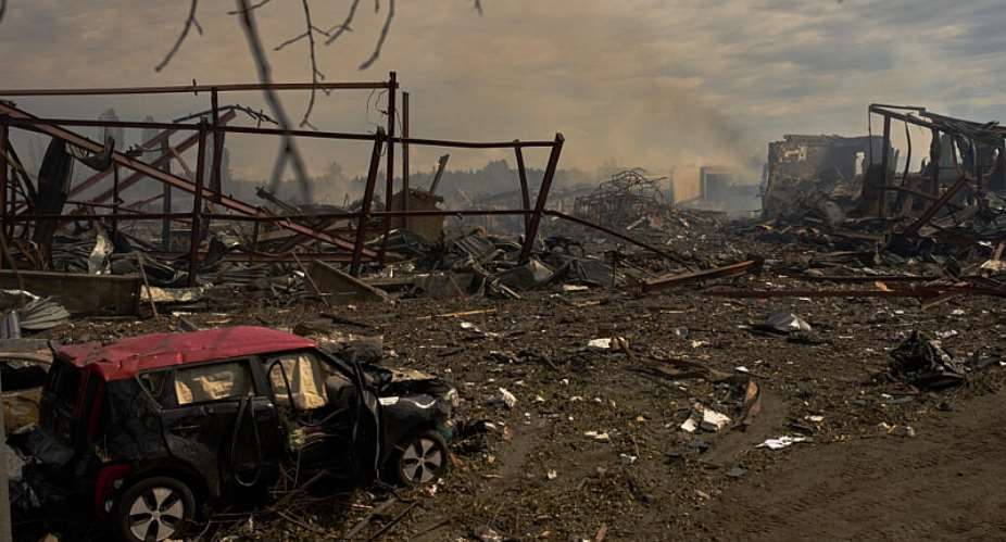 Destroyed vehicles and debris are scattered after a Russian attack in the village of Myla, outskirts of Kyiv, 30 August 2026. -  Francisco Seco, AP