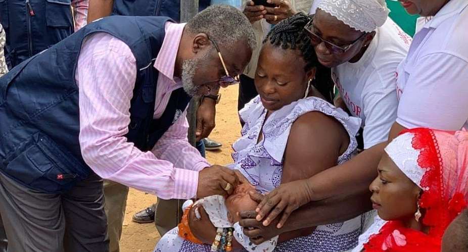 The Director-General of the Ghana Health Service, Anthony Nsiah-Asare, vaccinating the first child in Greater Accra to kickstart the response vaccination against polio.
