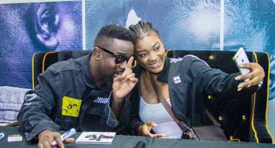 Sarkodie in a pose with one of his fans