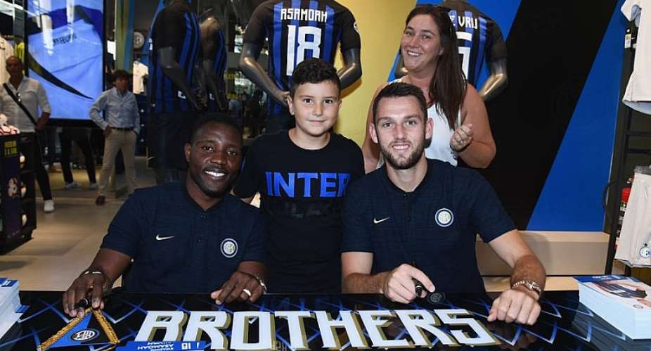 Ghana Star Kwadwo Asamoah Sign Autographs For Inter Milan Supporters PICTURES