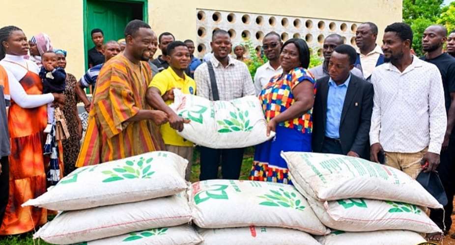 The MCE Hon. Emmauel Kwame Frimpong handed over a consignment of fertilizers to the famers