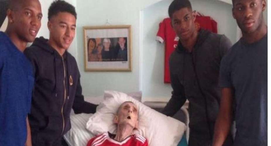 Manchester United players grant dying fans final wish