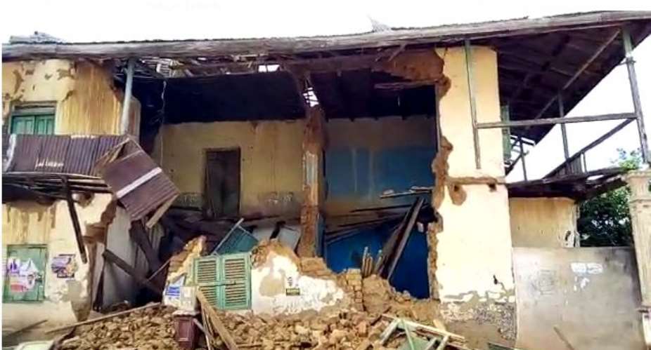 Portions of Akim Oda chiefs palace collapses