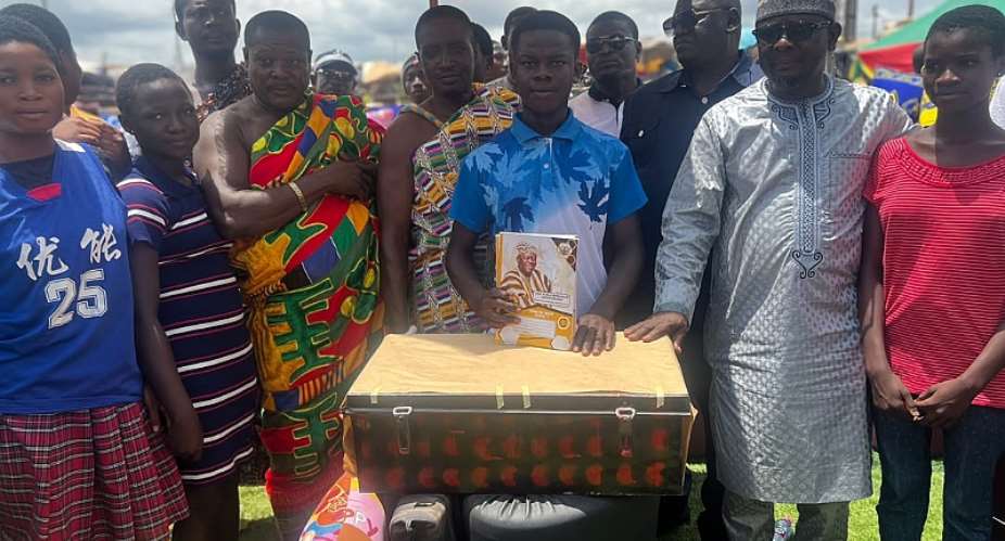 Ejura-Sekyedumase MP supports over 500 SHS freshers with educational items