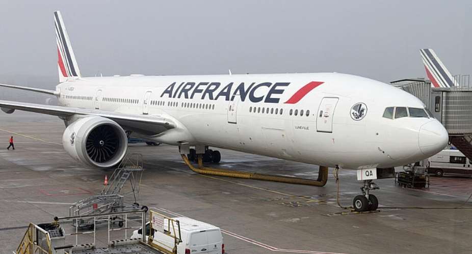 An Air France Boeing 777 passenger jet sits at a gate at Paris Charles de Gaulle International Airport in Roissy-en-France, France, November 14, 2025. -  Daniel Slim, AFP, Archives