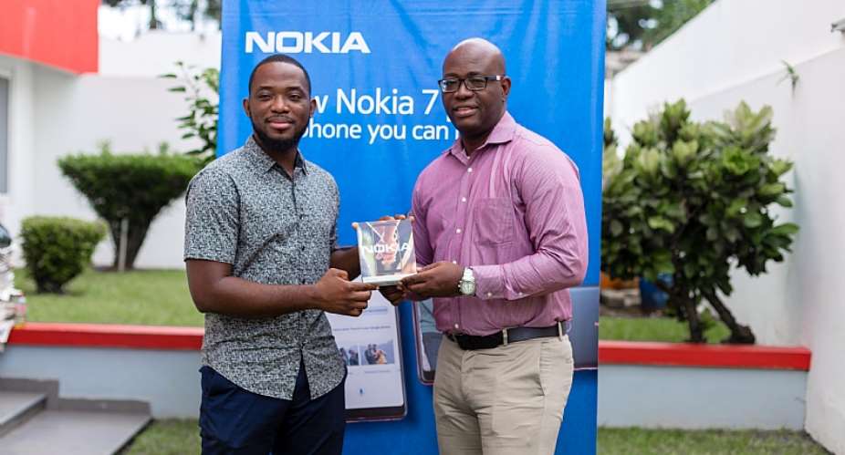 Glitz Style Fashion Photographer Of The Year Receives Nokia 7 Plus From HMD Global