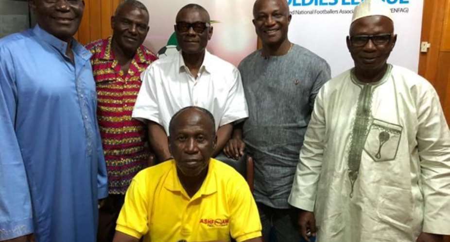 Ghana Coach Kwesi Appiah Makes Donation To Retired Footballers