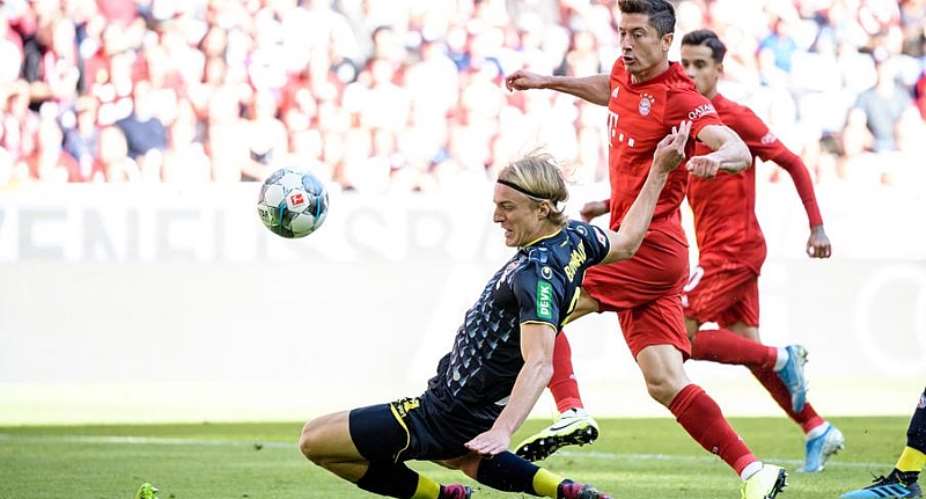 Lewandowski Double As Bayern Crush Cologne To Go Top