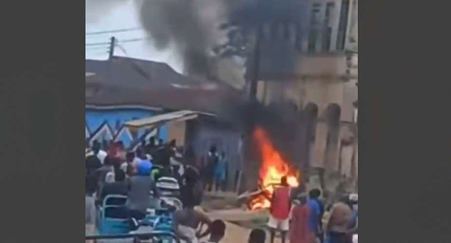 E/R: Angry youth burn Kukurantumi Police station