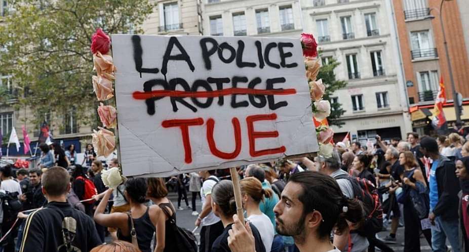 During a march against the proposed law dubbed license to kill, which would grant police officers and gendarmes a presumption of self-defense when using their firearms, in Paris on 20 September 2026. - AFP - GEOFFROY VAN DER HASSELT