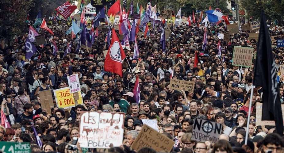 Demonstrators take part in a march against the bill dubbed the permis de tuer (licence to kill), which would grant police and gendarmes a presumption of legitimate self-defence when using firearms, in Paris, 20 September 2026. -  Geoffroy Van Der Hasselt, AFP