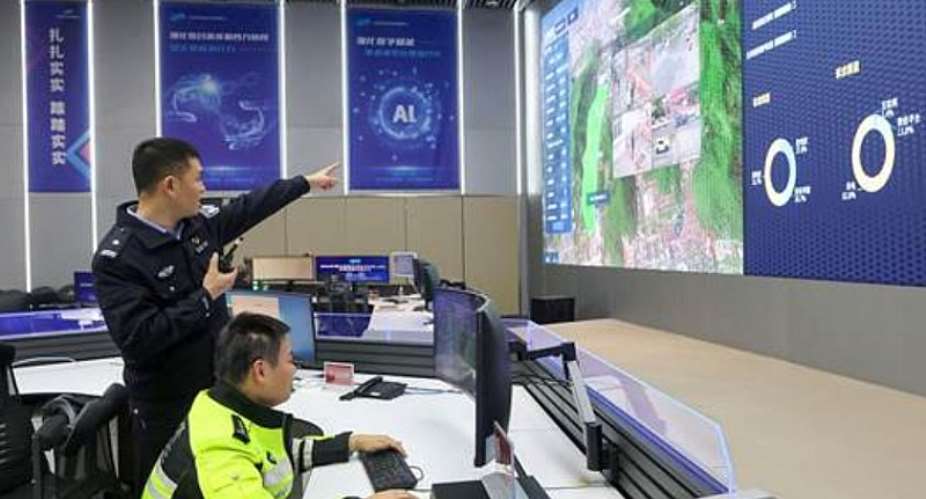 On the day of the master’s degree entrance exam, the 12345 hotline in Jiangsu Province, coordinates with multiple government departments, such as education, policy, and traffic authorities, to help students arrive on time and resolve problems, including forgotten IDs or unexpected noise at the exam site, December 20, 2025. Photo: VCG