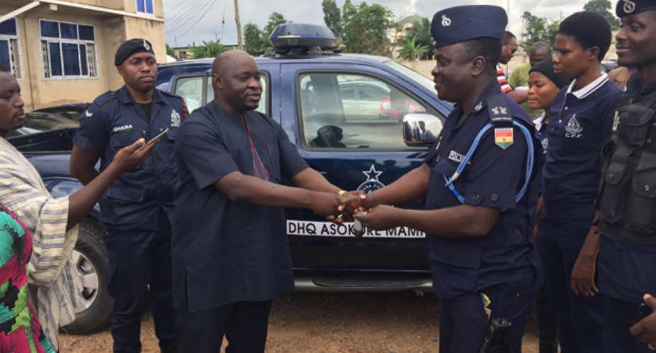 Alidu Seidu, the Asokore Mampong MCE, presenting the car to the police for patrol duties