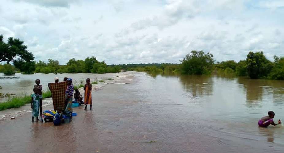 North Gonja: Commuters on Busunu-Daboya road using boats after flooding