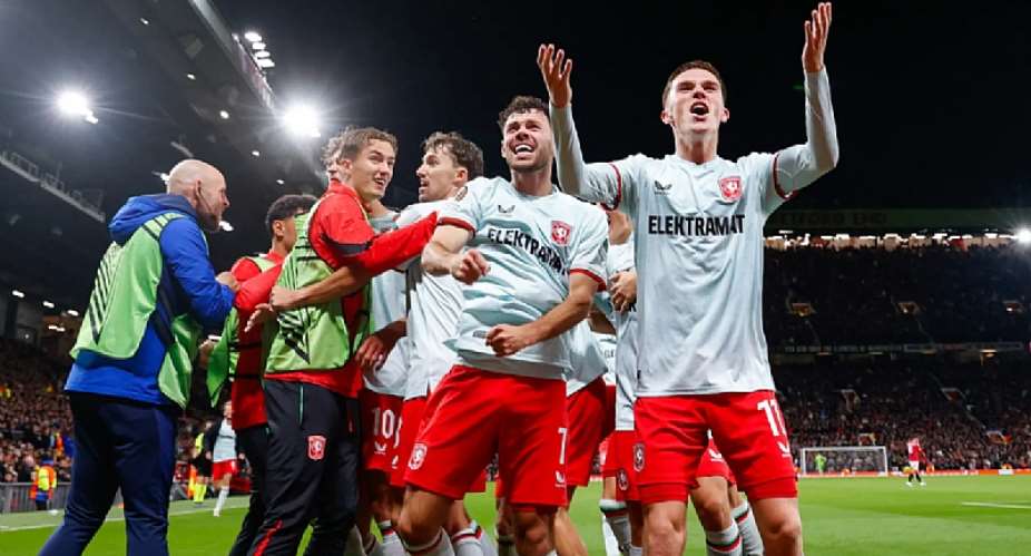 Manchester United held by Twente in disappointing Europa League opener