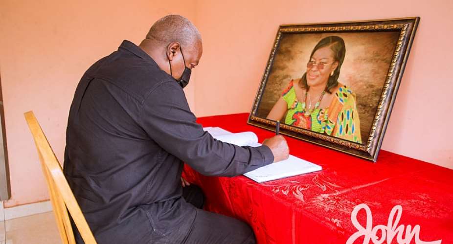 Mahama signs Ama Benyiwa Does book of condolence