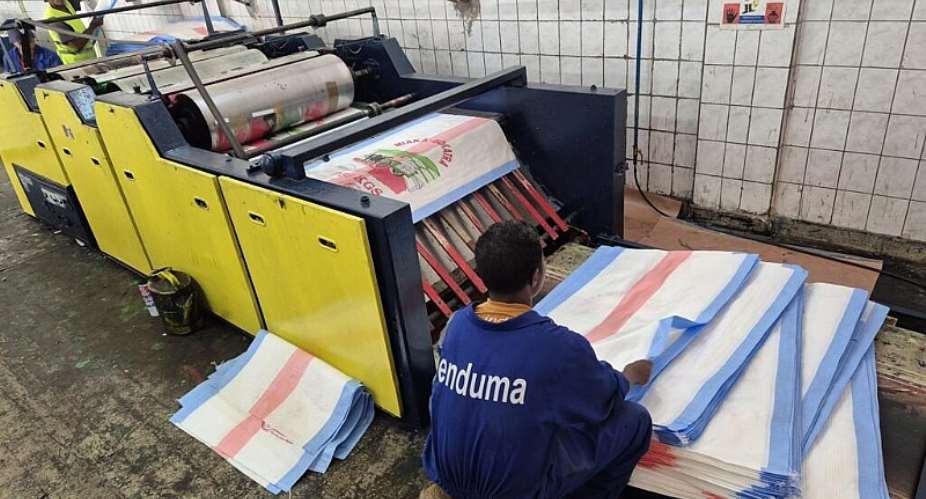 In Tanjombato, on the outskirts of Madagascars capital Antananarivo, the Enduma company has been manufacturing its hardy gony bags for 50 years. -  Sarah Ttaud / RFI