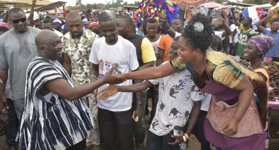 Dr Bawumia at the Diaso Market to interact with the traders