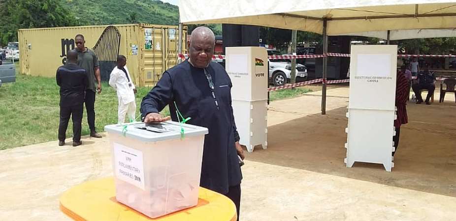 Emmanuel Boakye Agyarko casting his ballot