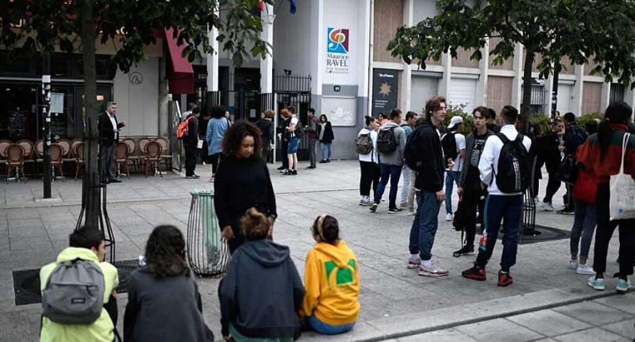 Highschool students in Paris - AFP - STEPHANE DE SAKUTIN