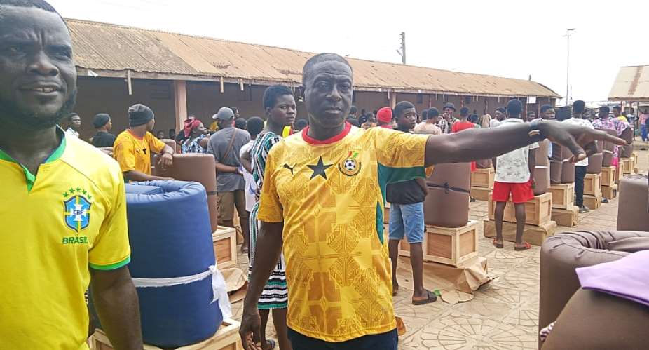Captaine Smart presents mattresses, chop boxes, trunks to 100 SHS freshers