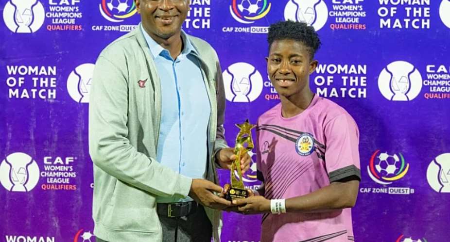 WAFU Zone B Executive Director Philippe Tchere presenting the Woman of The Match Award to Valentina Uroko of Edo Queens