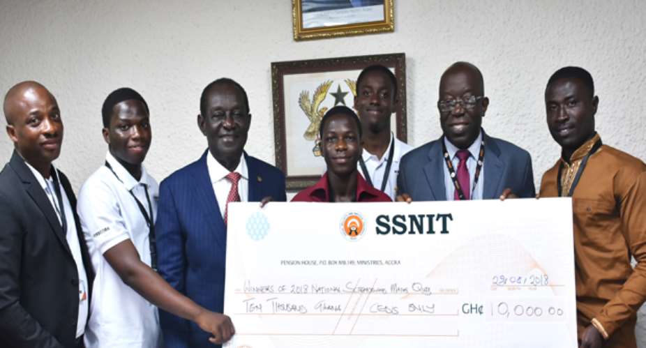 Dr Addo Kuffuor 3rd left and Dr John Tenkorang 2nd right, Director General of SSNIT are joined by winners of the 2018 NMSQ