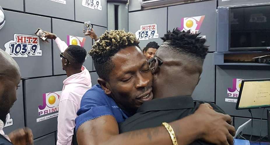 Country Man Songo Storms Radio Studio To Vibe With Shatta Wale