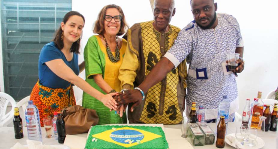 The Brazil Ambassador and the Tabon Chief with others cutting the cake at the ceremony.