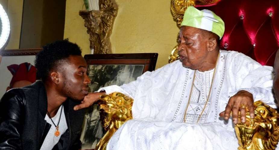 Alaafin of Oyo Receives Pencil Artist Alesh Akeem, Calls For Documentation of Cultural Property