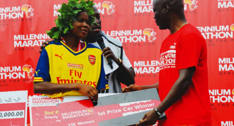 Youth and Sports Minister, Nii Lantey Vanderpuye presenting Sakat Lariba with dummy keys to her Peugeot car as first runner-up of the womens race.