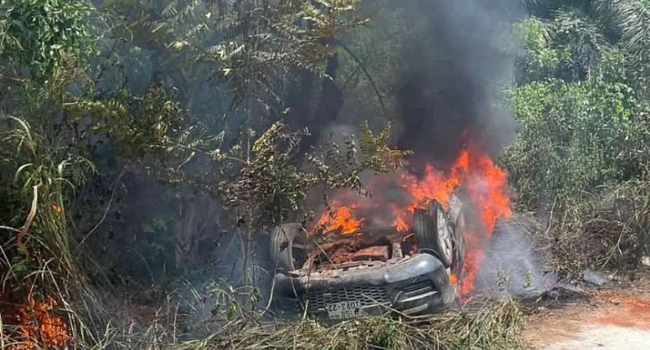 Vehicle bursts into flames on Accra-Kumasi Highway at Akyem Asafo