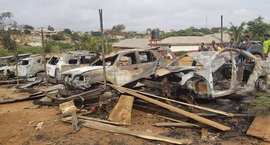 Kumasi: Range Rover, 10 Other Luxury Cars Burnt To Ashes At Mechanic Shop