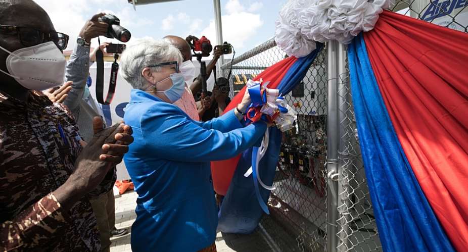 Ambassador Stephanie Sullivan cutting the ribbon at the oxygen plant donation ceremony