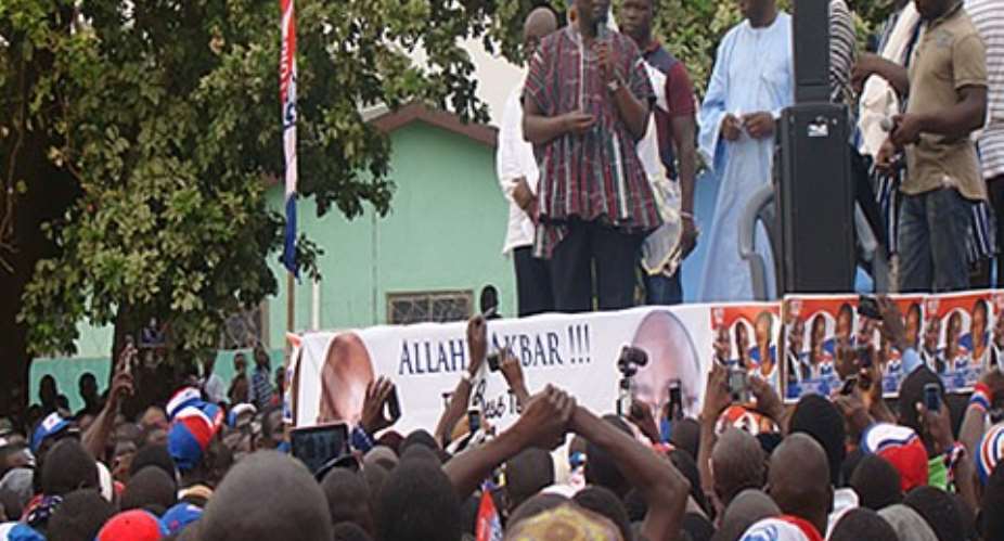 Dr Bawumia addressing crowds of supporters