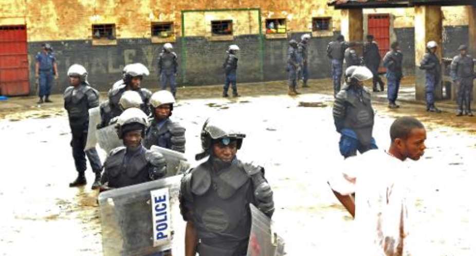 File photo shows police officers guarding the Bukavu Central Prison in the Democratic Republic of Congo's capital Kinshasa on January 1, 2012 following a jailbreak.  By  AFPFile