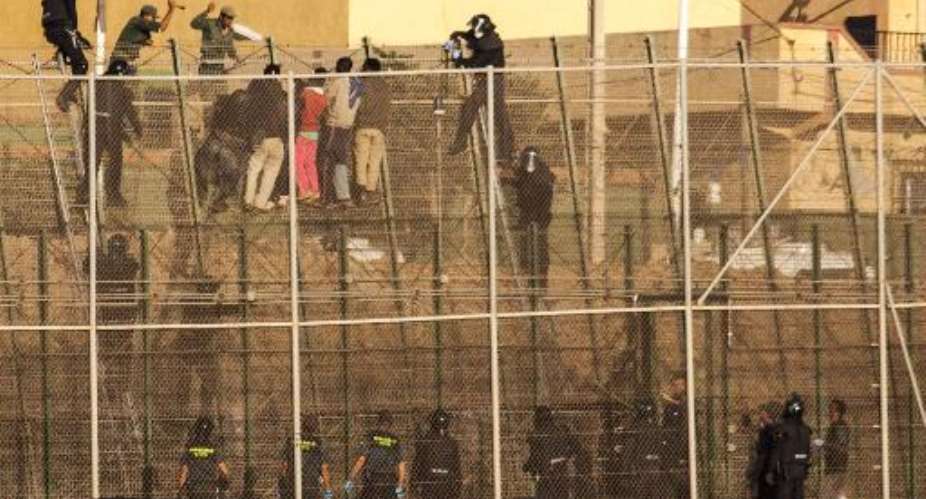 60 Africans scramble over Morocco-Spain border fence