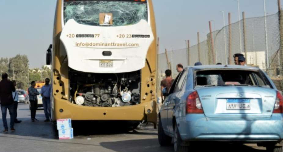 A roadside bomb has hit a bus carrying South African tourists and a nearby car carrying Egyptians in Giza near Egypt's famed Giza pyramids, leaving some of them injured.  By Sayed HASAN AFP