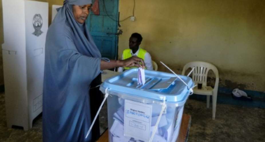 A woman casts her ballot in the presidential election in the self-proclaimed state of  Somaliland..  By STR AFP