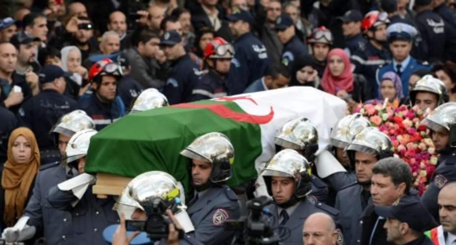 Firemen carry the coffin of late Algerian opposition figure Hocine Ait-Ahmed as people gather to pay their respects, on December 31, 2015 in the capital Algiers.  By Farouk Batiche (AFP)